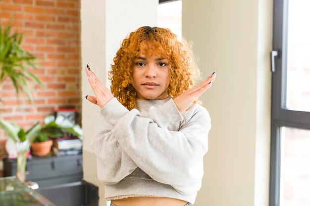 Jovem mulher bonita latina de cabelo ruivo na nova casa legal