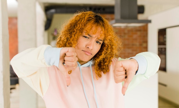 Jovem mulher bonita latina de cabelo ruivo na nova casa legal