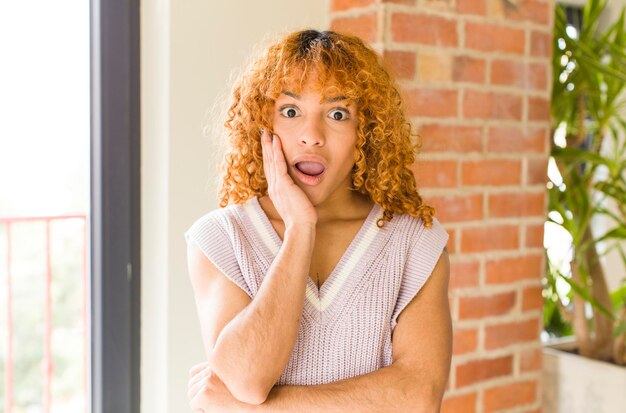 Jovem mulher bonita latina de cabelo ruivo na nova casa legal