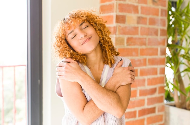 Jovem mulher bonita latina de cabelo ruivo na nova casa legal