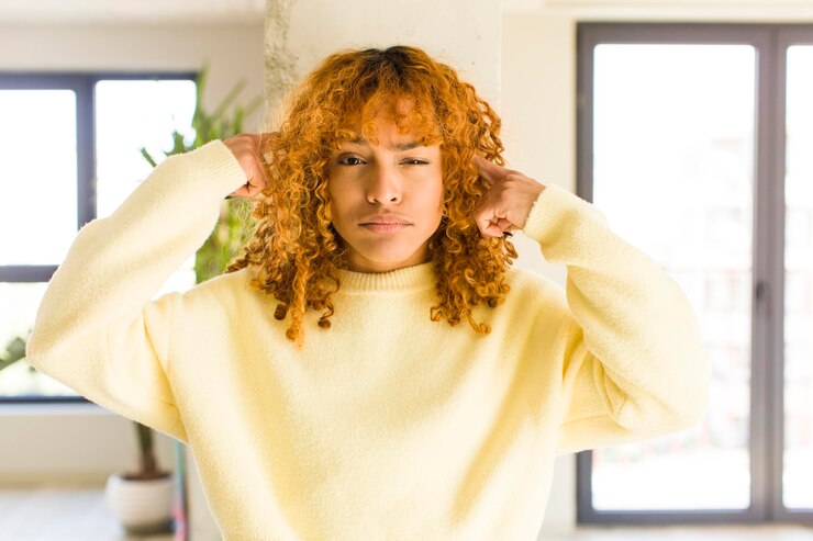 Foto jovem mulher bonita latina de cabelo ruivo na nova casa legal
