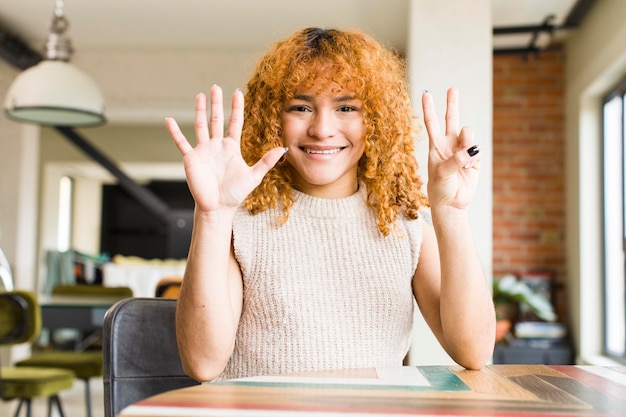 Jovem mulher bonita latina de cabelo ruivo na nova casa legal