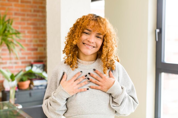 Foto jovem mulher bonita latina de cabelo ruivo na nova casa legal