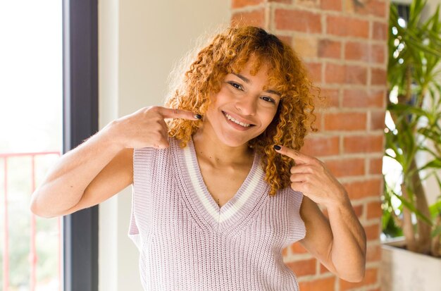 Jovem mulher bonita latina de cabelo ruivo na nova casa legal