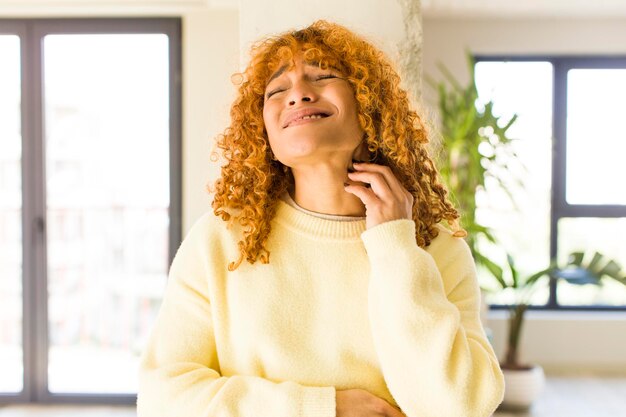 Foto jovem mulher bonita latina de cabelo ruivo na nova casa legal