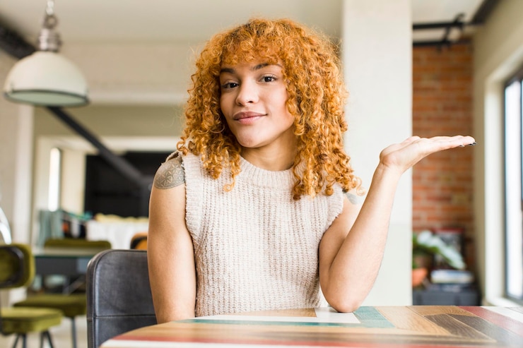Foto jovem mulher bonita latina de cabelo ruivo na nova casa legal