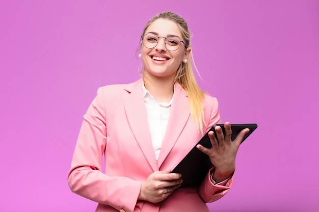 Jovem mulher bonita loira usando um tablet