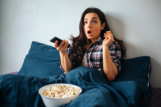 Foto jovem mulher bonita na cama de manhã em casa