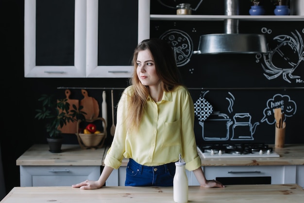 jovem mulher bonita na cozinha em casa