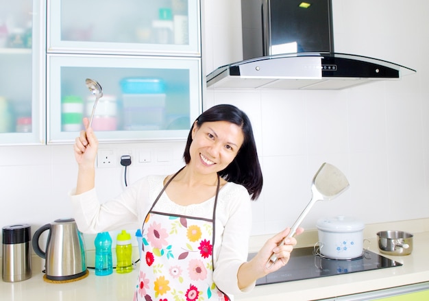 Jovem mulher bonita na cozinha