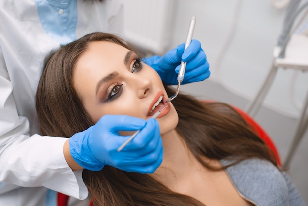 Jovem mulher bonita na nomeação do dentista