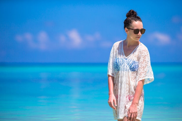 Jovem mulher bonita na praia durante férias tropicais