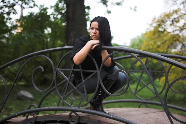 Jovem mulher bonita no parque outono