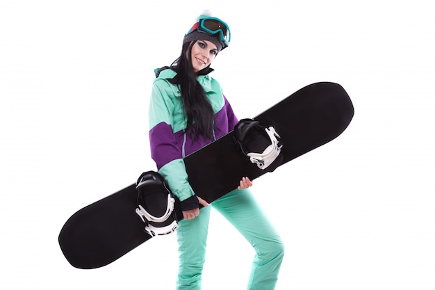 jovem mulher bonita no terno de esqui roxo segurar snowboard