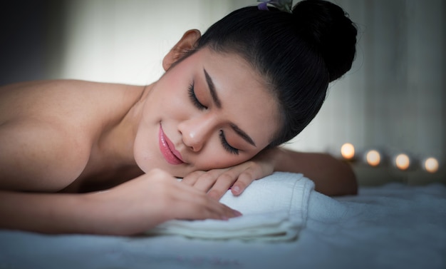 Jovem mulher bonita no tratamento do salão de beleza dos termas