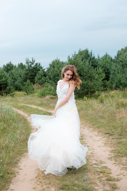 Jovem mulher bonita no vestido de casamento branco