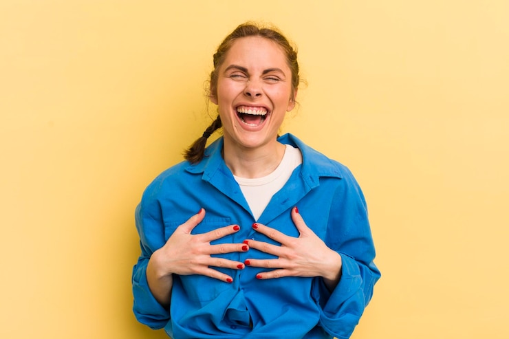Foto jovem mulher bonita olhando feliz surpreso orgulhoso e animado apontando para si mesmo