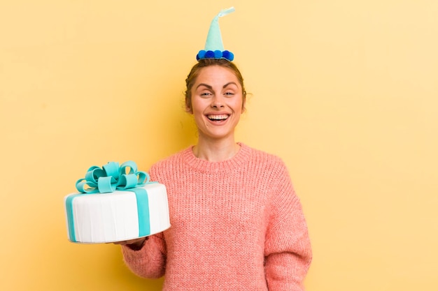 Jovem mulher bonita olhando o conceito de aniversário feliz e agradavelmente surpreso