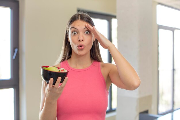 jovem mulher bonita parecendo feliz, atônita e surpresa, conceito de ramen japonês