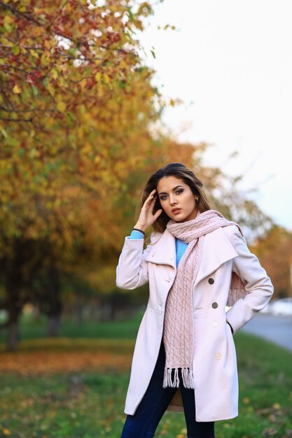 Jovem mulher bonita posando no parque outono