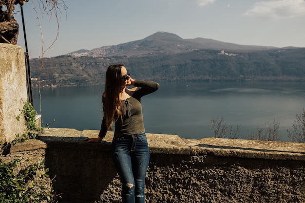 Foto jovem mulher bonita relaxante no pitoresco lago albano.