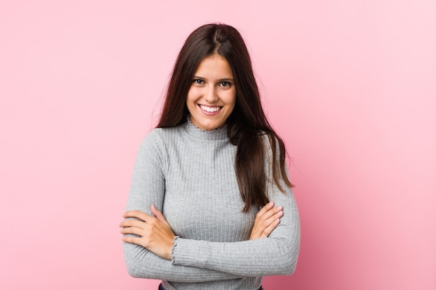 Jovem mulher bonita rindo e se divertindo.