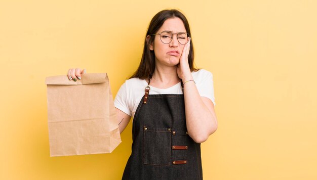 Jovem mulher bonita se sentindo entediada, frustrada e com sono depois de um cansativo mensageiro de fast food