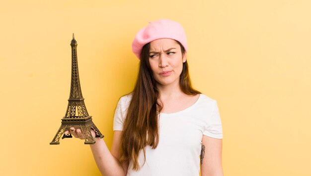 Jovem mulher bonita se sentindo triste, chateada ou com raiva e olhando para o lado paris conceito