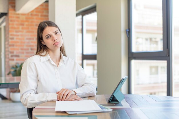 jovem mulher bonita se sentindo triste e chorosa com um olhar infeliz e chorando conceito de teletrabalho