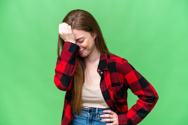 Jovem mulher bonita sobre fundo croma chave isolado com dor de cabeça