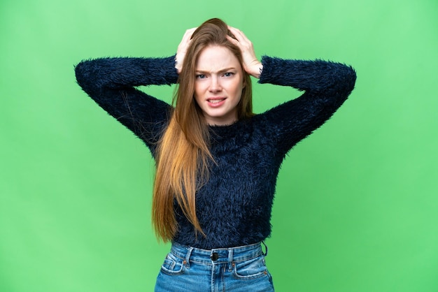 Jovem mulher bonita sobre fundo croma chave isolado fazendo gesto nervoso