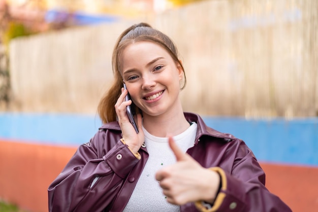 Jovem mulher bonita sobre fundo croma chave isolado na posição traseira