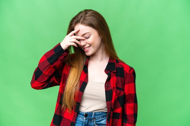 Jovem mulher bonita sobre fundo croma chave isolado rindo