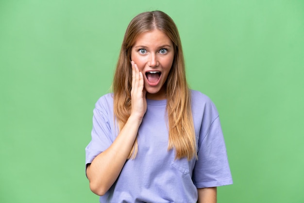 Jovem mulher bonita sobre fundo isolado com surpresa e expressão facial chocada