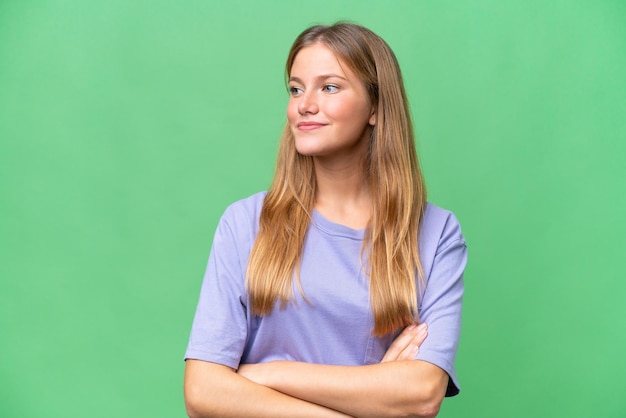 Jovem mulher bonita sobre fundo isolado, olhando para o lado