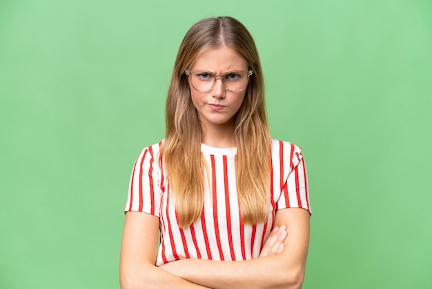 Jovem mulher bonita sobre fundo isolado, sentindo-se chateada