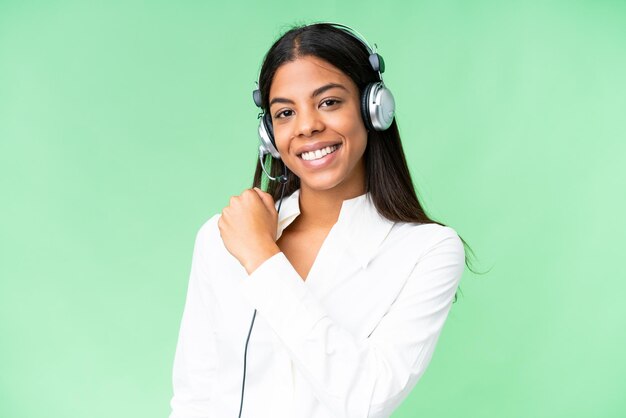 Jovem mulher bonita sobre sobre fundo isolado