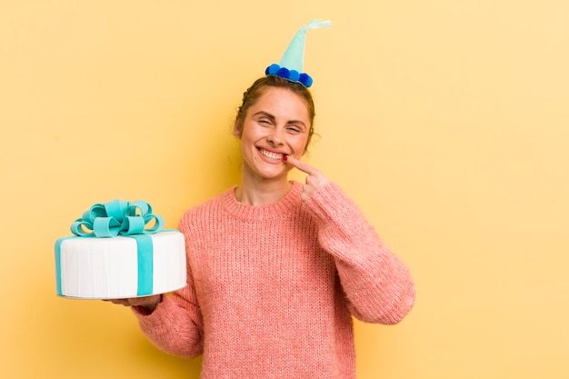 Jovem mulher bonita sorrindo com confiança apontando para o próprio conceito de aniversário de sorriso largo