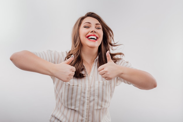 Jovem mulher bonita sorrindo