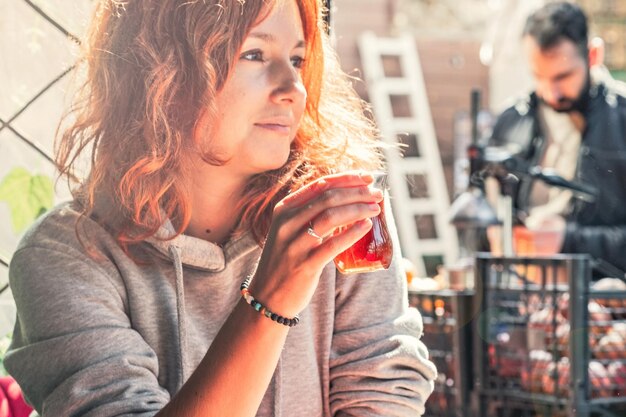 Jovem mulher bonita tomando chá turco no café de Istambul