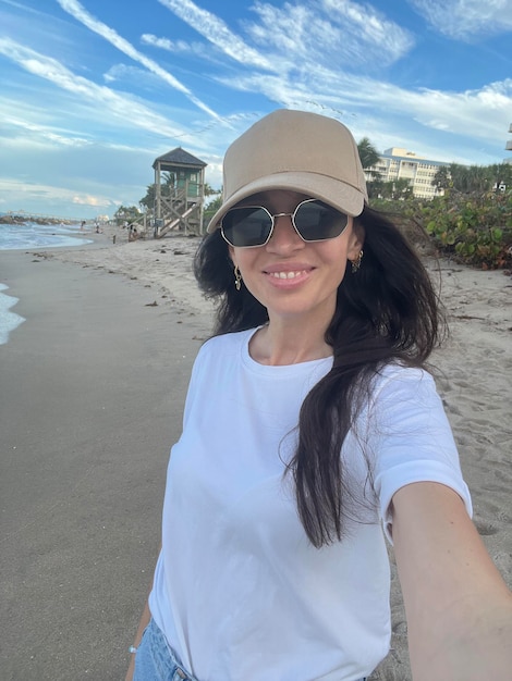 Jovem mulher bonita tomando selfie na praia