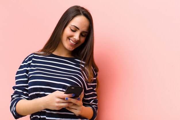 Jovem mulher bonita usando seu telefone inteligente