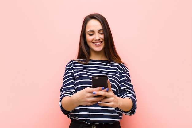 Jovem mulher bonita usando seu telefone inteligente