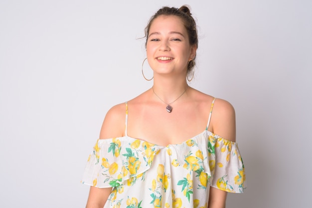 Jovem mulher bonita usando vestido floral sem ombro