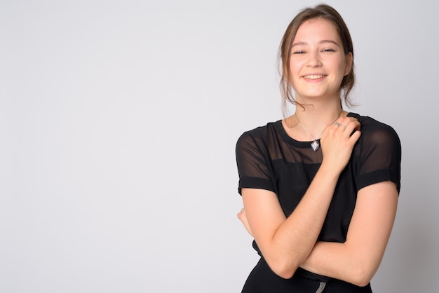 jovem mulher bonita vestindo camisa preta transparente