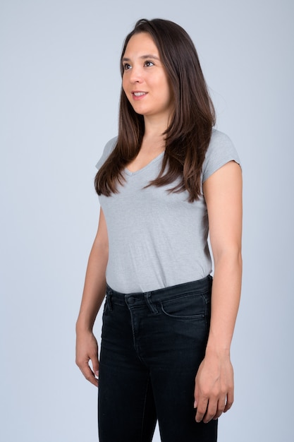 jovem mulher bonita vestindo roupas casuais em branco