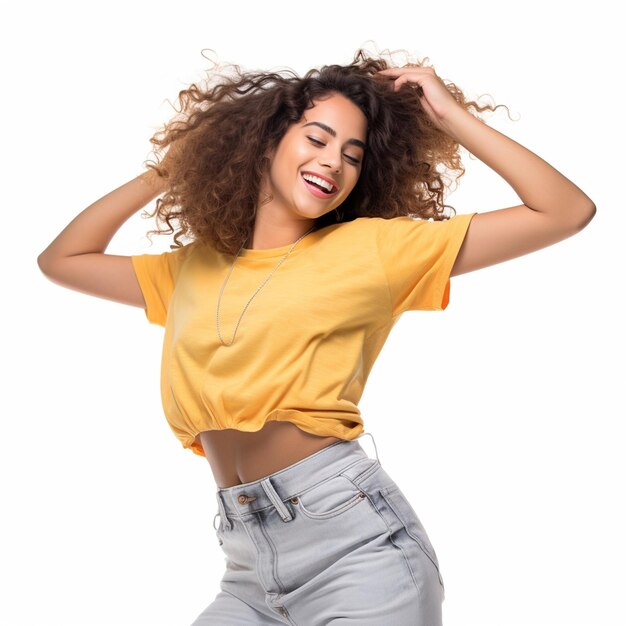 Foto jovem mulher bonita vestindo roupas casuais espantada e sorrindo