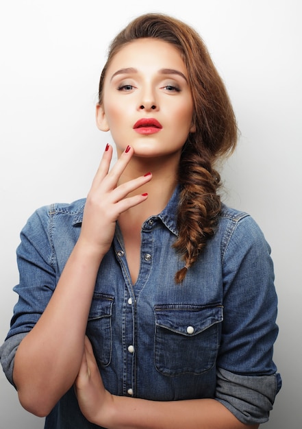 Jovem mulher bonita vestindo roupas casuais isolada