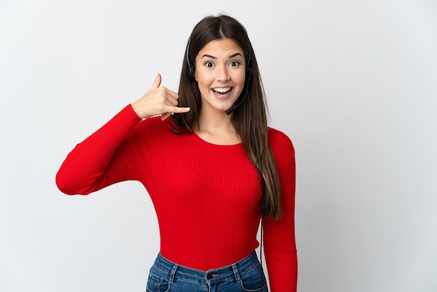 Jovem mulher brasileira de telemarketing fazendo gesto de telefone. Ligue-me de volta sinal