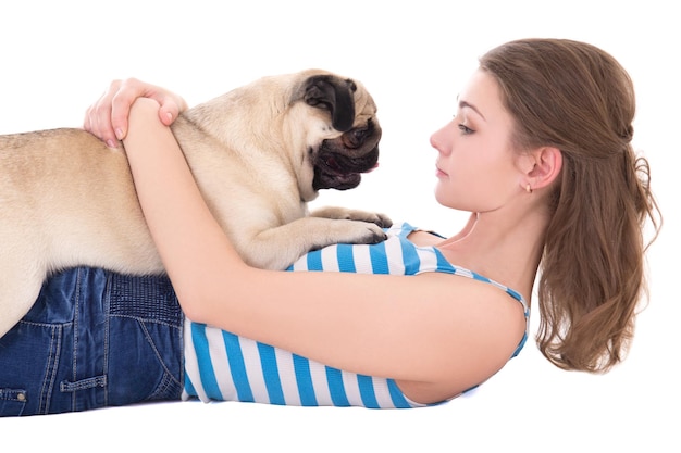 Jovem mulher brincando com cachorro pug isolado no fundo branco